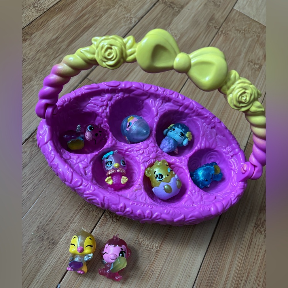 Hatchimals collEGGtibles. 8 hatchimals and 2 holders included.